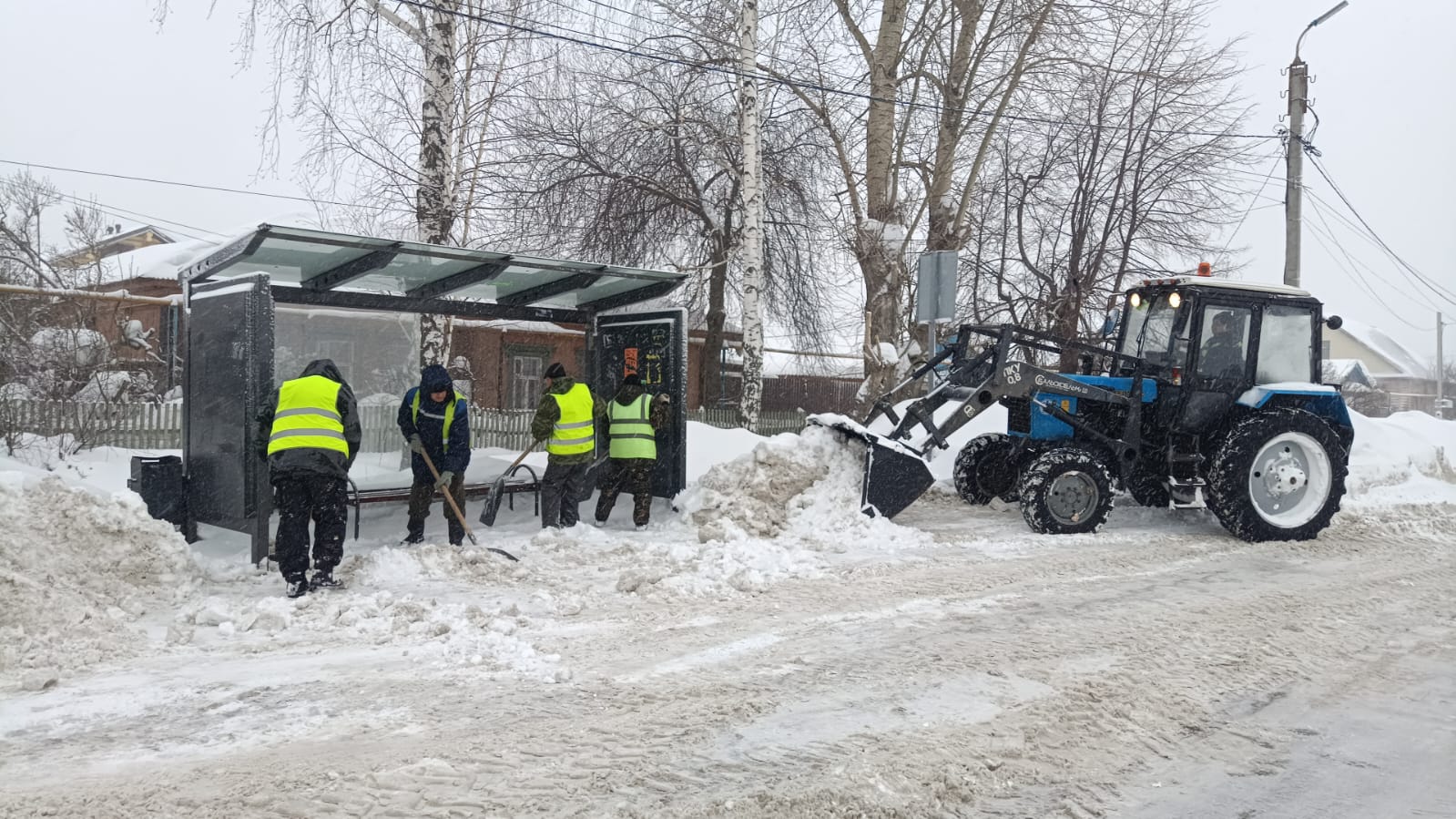 В Елабуге расчищают снег на остановочных павильонах и тротуарах |  07.02.2024 | Елабуга - БезФормата